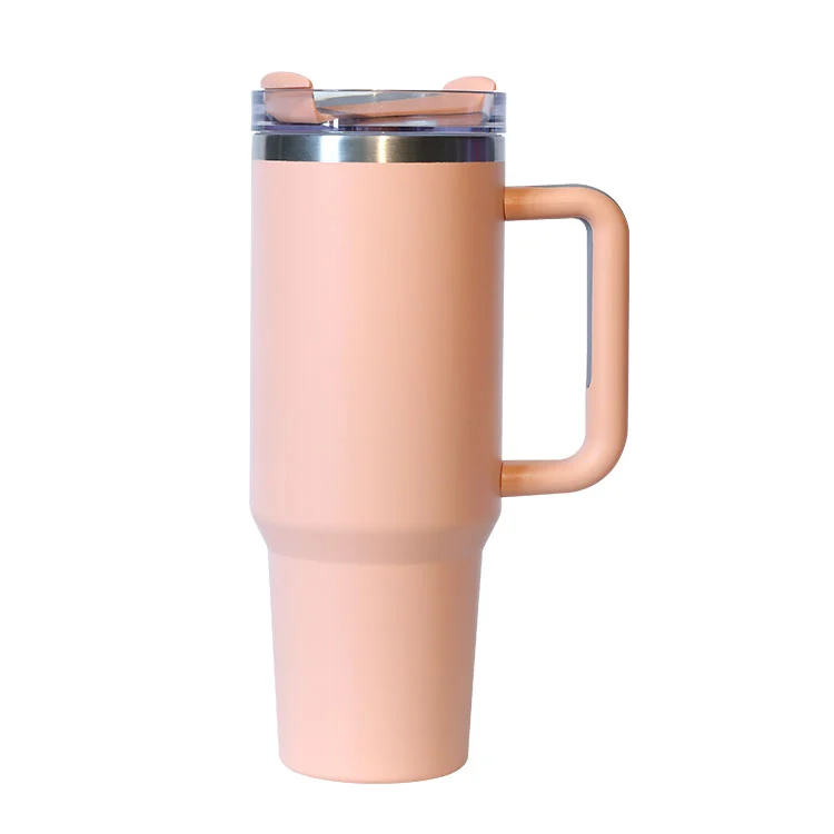 Hvad er forskellen mellem en termos og en tumbler?