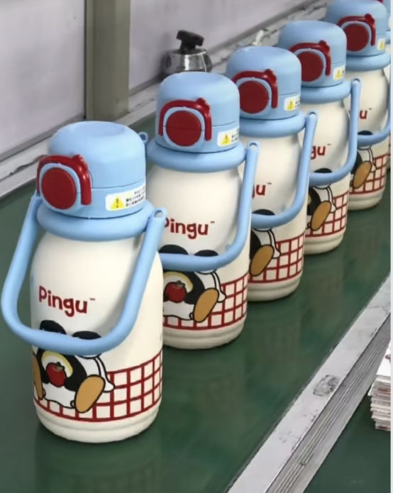 For at lave en Thermos-kop er det ikke kun nødvendigt at have et smukt udseende, men også at være godt afrundet både indefra og ud